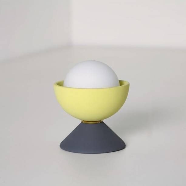 A inspiração do designer Maurício D’Avila, da Geo Luz&Cerâmica, para criar a luminária de mesa Don nasceu a partir da observação de brinquedos infantis. Feita em cerâmica, vidro e latão, a peça pode ter suas cores customizadas. A Geo Luz&Cerâmica é um dos expositores confirmados no segmento de Iluminação.