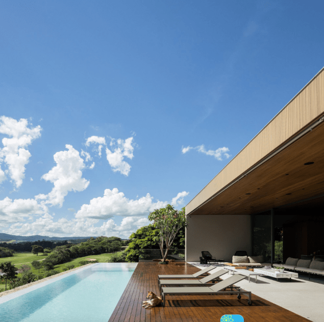 No nível médio, também fica uma espaçosa sala de estar ao ar livre, repleta de inúmeras áreas de estar e uma churrasqueira. Ela se junta a um deck de madeira e à piscina. No nível médio, também fica uma espaçosa sala de estar ao ar livre, repleta de inúmeras áreas de estar e uma churrasqueira. Ela se junta a um deck de madeira e à piscina.