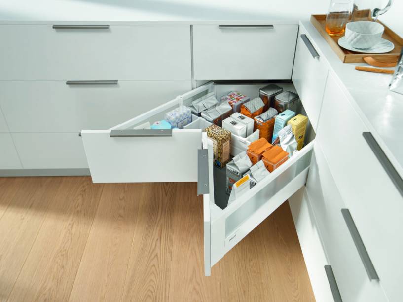 Uma das novidades apresentadas pela Blum do Brasil é o Space Corner. A marca de mobiliário planejado para cozinha mostra como extensões possibilitam um melhor aproveitamento do espaço. A solução ergonômica melhora, inclusive, o acesso aos objetos nas gavetas de cantos.