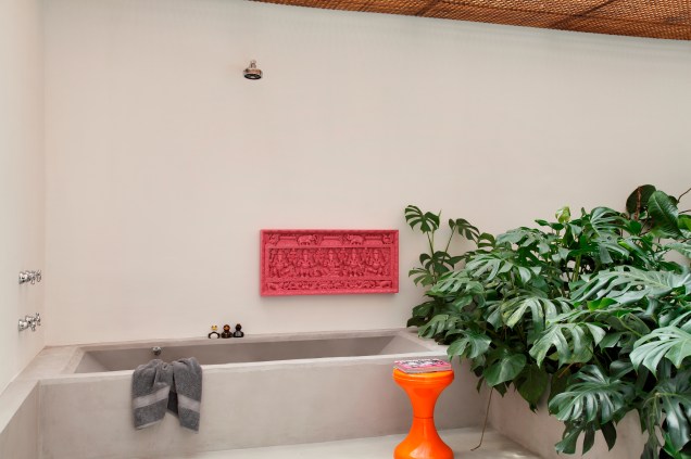 O banheiro da suíte master está conectado a um mezanino acima da cozinha, onde foi criada uma banheira.