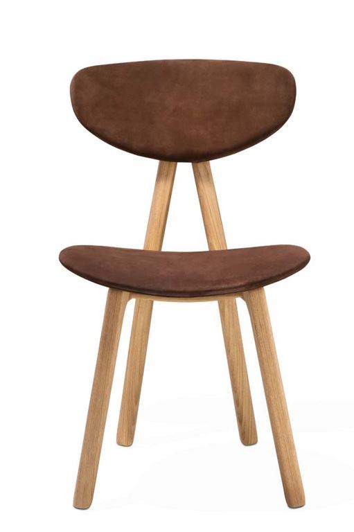 Cadeira Mocca, com design de Giorgio Buonaguro para a arti. A peça é feita em freijó natural, com estofado em couro ou camurça.