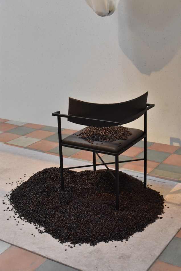 Cadeira Uni na cor café, de Airon Martin para A Estufa