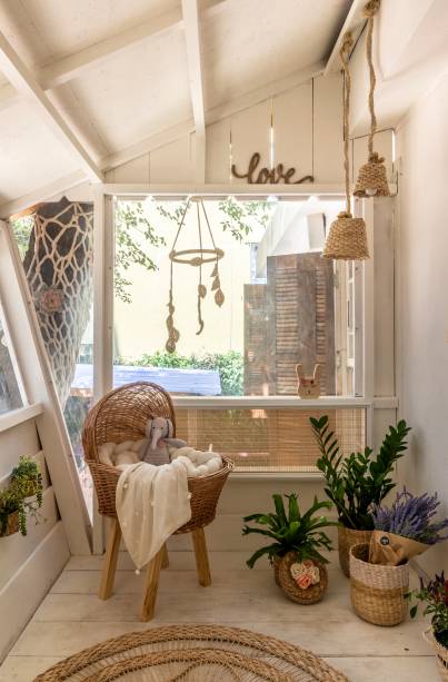 Casinha na árvore - Lá na Teka e Atelier Maria Florizinha. O refúgio compacto de 5m² levou pouco tempo para ser construído em madeira maciça. A inspiração no estilo boho fica clara no interior, todo em branco com detalhes em fibra natural. Apelidado de “Lá na Casinha”, o ambiente é acessado por uma passagem secreta, direto da janela da sala de leitura.