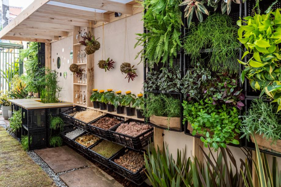 Jardim Sensorial - Fernanda Matos e Igor Tofolo, da O Ciclo Natural. Pais e filhos são convidados a desfrutar de uma experiência sensorial interativa neste espaço. No jardim vertical, é possível sentir, tocar e até provar diversos tipos de plantas. A vegetação escolhida privilegia espécies tropicais, como  alpínias, dracenas, fórmios, peperômias, além de samambaias e bromélias.