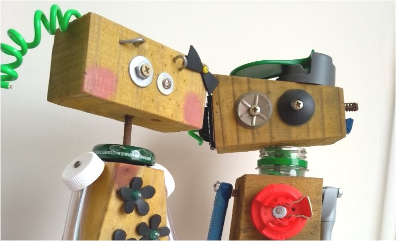 Artista resgata resíduos dos mares e das ruas e os transformam em robôs