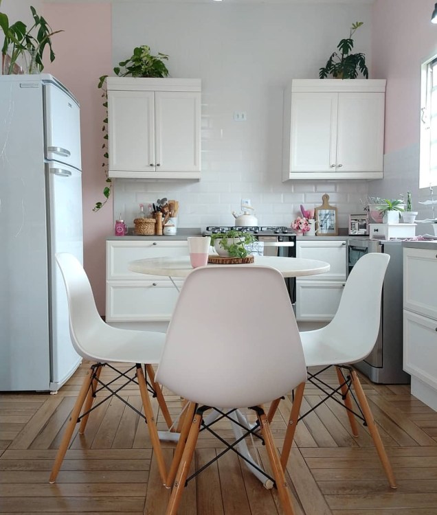 Na cozinha da @lifebynay, predominam os tons nórdicos de décor: rosa, branco e verde. Estas cores, junto aos móveis escandinavos, deixaram o espaço lindo demais, não?