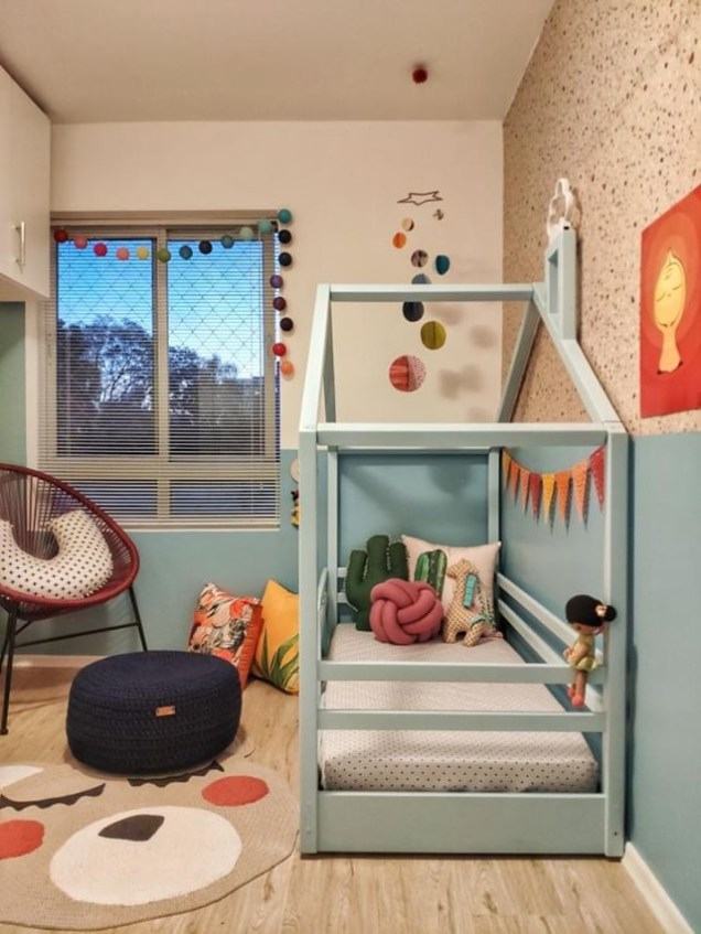 O quarto infantil estilo montessoriano do @nossoapealugado é lindo e cheio de cores e  permite, com segurança, o desenvolvimento da autonomia e da liberdade da criança.