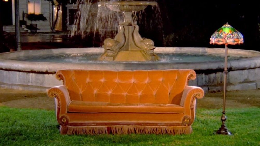 01-friends-replica-do-sofa-da-serie-viaja-o-mundo-em-acao-da-warner 01-friends-replica-do-sofa-da-serie-viaja-o-mundo-em-acao-da-warner