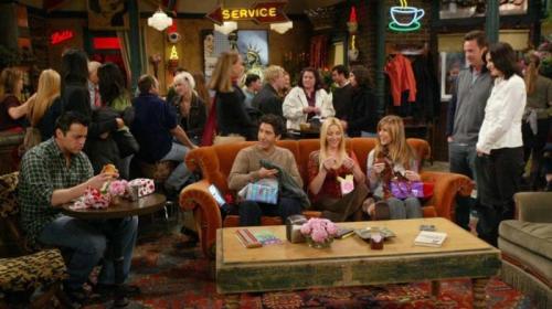 02-friends-replica-do-sofa-da-serie-viaja-o-mundo-em-acao-da-warner 02-friends-replica-do-sofa-da-serie-viaja-o-mundo-em-acao-da-warner
