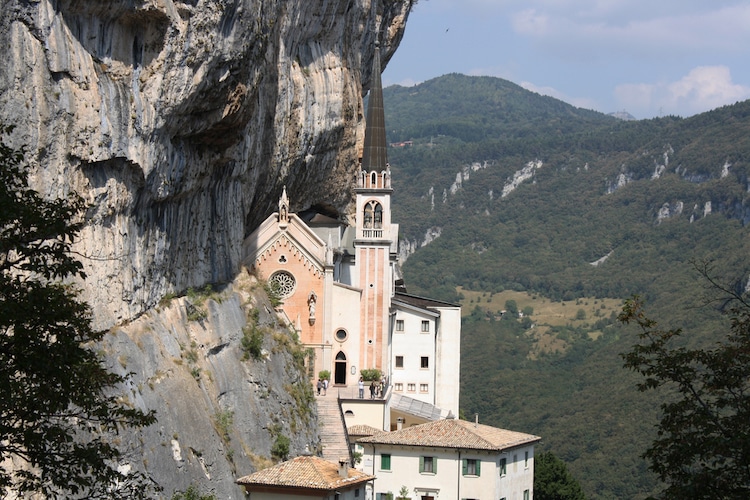 1-igreja-italiana-do-seculo-XVI-parece-flutuar-sobre-um-penhasco 1-igreja-italiana-do-seculo-XVI-parece-flutuar-sobre-um-penhasco