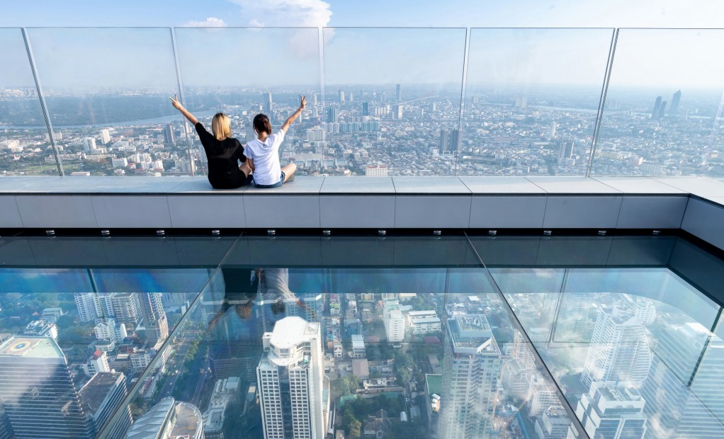 Que tal observar Bangkok sobre o piso de vidro de um prédio de 77 andares?