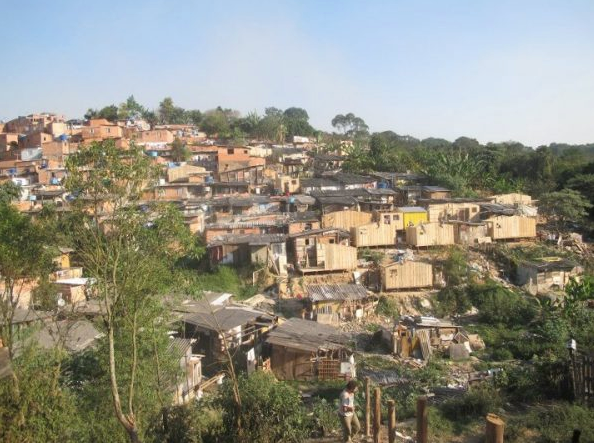 2-estudantes-ajudam-a-construir-casas-em-comunidades-de-sao-paulo