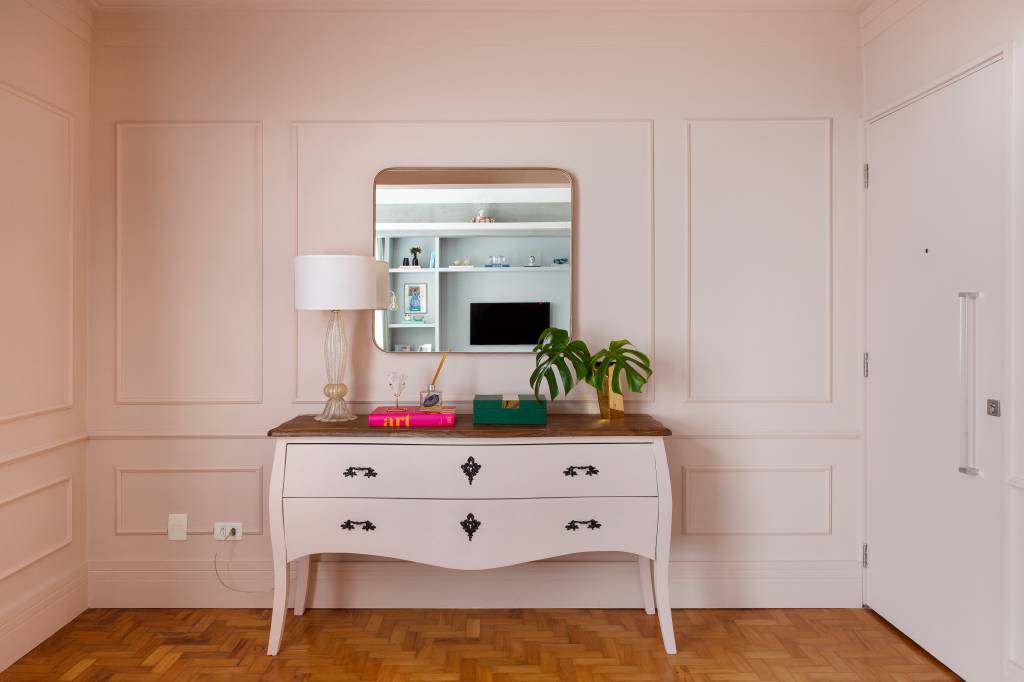 2-sala-e-reformada-e-ganha-estilo-parisiense-romantico 2-sala-e-reformada-e-ganha-estilo-parisiense-romantico