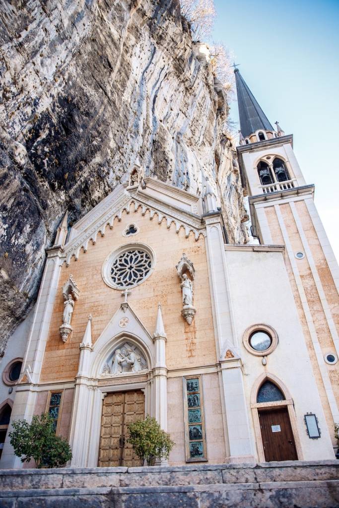 3-igreja-italiana-do-seculo-XVI-parece-flutuar-sobre-um-penhasco 3-igreja-italiana-do-seculo-XVI-parece-flutuar-sobre-um-penhasco