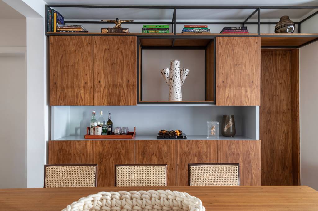 3-projeto-integra-ambientes-e-deixa-apartamento-mais-moderno-e-aconchegante 3-projeto-integra-ambientes-e-deixa-apartamento-mais-moderno-e-aconchegante