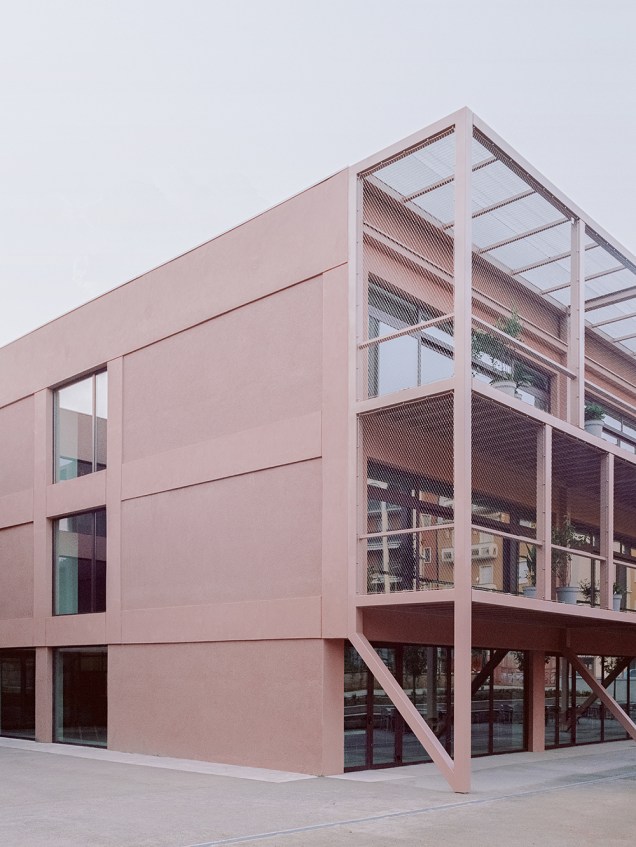 A agência BDR opera principalmente por adição: uma nova estrutura de aço criou um espaço em que os terraços são parte integrante do programa de ensino.
