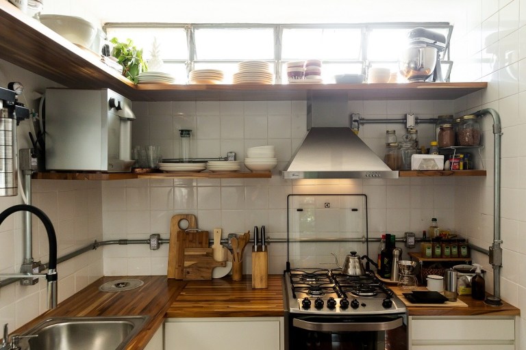 Azulejos antigos, piso original e cheirinho de café em cozinha brasiliense