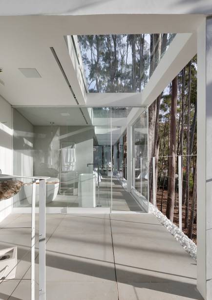 O fechamento em vidro traz mais leveza para o projeto. O fechamento em vidro traz mais leveza para o projeto.