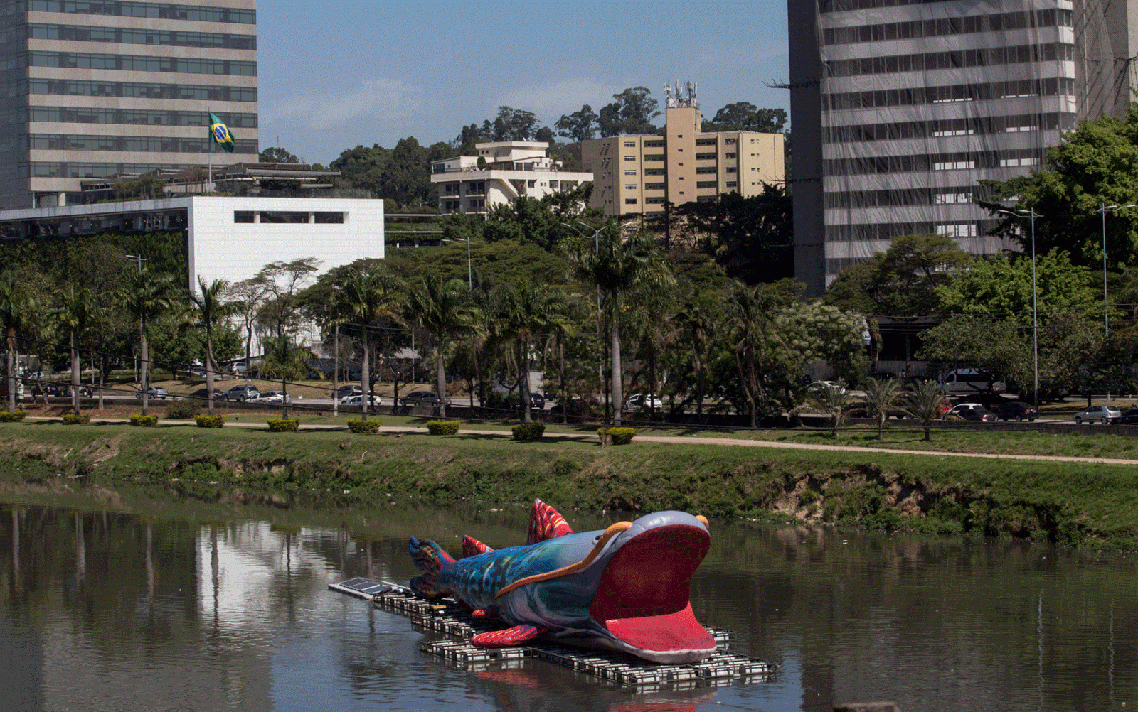 03-escultura-no-rio-tiete-chama-a-atencao-para-a-poluicao 03-escultura-no-rio-tiete-chama-a-atencao-para-a-poluicao