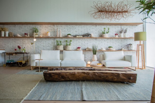 Living Capri - Simone Selem. A encantadora ilha ao sul da Itália inspirou a profissional, que apresenta um projeto com paleta amadeirada suave e acabamentos naturais, no mobiliário e revestimentos.