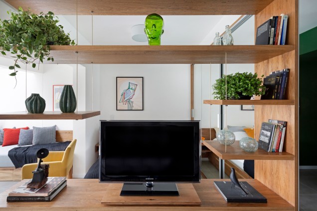 Todos os ambientes do apartamento são integrados. A separação entre a sala de TV e o quarto acontece apenas pela estante vazada, característica que o arquiteto mais gosta no projeto.
