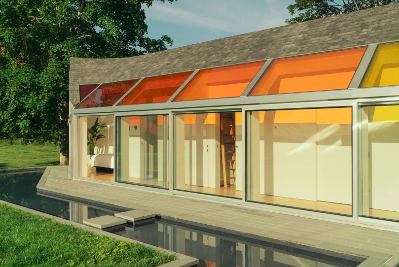 2-chale-nos-hamptons-filtra-luz-solar-atraves-de-claraboias-coloridas