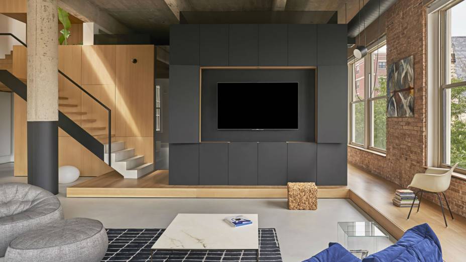 Apartment interior of the year – Michigan Loft, por Vladimir Radutny Architects. Esse projeto envolveu a transformação de um loft localizado em um edifício centenário na Michigan Avenue (Chicago) em uma espaçosa casa para dois, com blocos de madeira e aço encaixados em uma estrutura de concreto exposto. O apartamento de 209 m² possui uma vasta área de estar em seu nível principal e tetos amplos por toda parte. Detalhes estruturais originais, como o teto de concreto e os pilares, foram mantidos durante a revisão. Os jurados apreciaram a abordagem arquitetônica, o uso de diferentes materiais e os elementos estruturais brutos. Eles acrescentaram que o espaço é "inteligentemente dividido, com o teto existente e o espaço aberto multifuncional respeitando o antigo prédio".