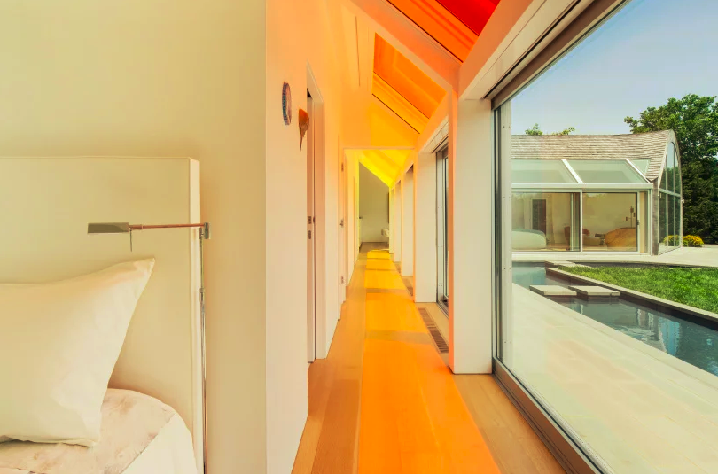 3-chale-nos-hamptons-filtra-luz-solar-atraves-de-claraboias-coloridas