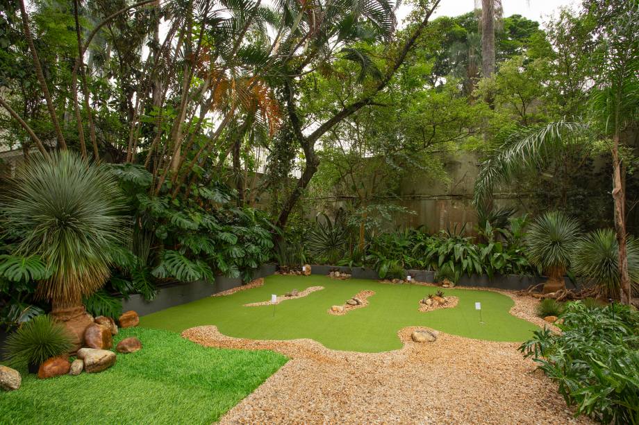 Mini Golfe – Daniela Muniz e Manuel Brancante. O Mini Golfe mostra que é possível colocar em qualquer empreendimento, como um condomínio ou um jardim, por exemplo, um espaço interativo nestes moldes. Diferente de um campo de golfe profissional, esta versão tem o conceito mais lúdico. Feito com grama sintética, é uma obra fácil e de baixa manutenção, consistindo em um espaço de lazer para toda a família.