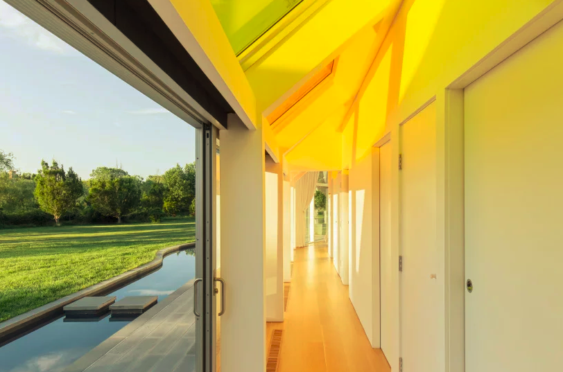 4-chale-nos-hamptons-filtra-luz-solar-atraves-de-claraboias-coloridas