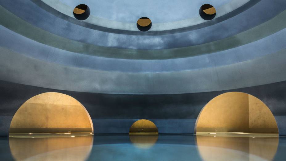 Leisure and wellness interior – Euphoria Spa in the Euphoria Retreat, por DecaArchitecture. Este spa foi esculpido na base de uma montanha em Mystras, na Grécia, entre uma floresta de ciprestes e um Patrimônio Mundial da UNESCO. Possui uma série de espaços em arco conectados por corredores semelhantes a catacumbas. Três círculos concêntricos percorrem o prédio de quatro andares, com o círculo interno formando um poço de luz de 20 metros que permite a entrada de luz natural. Uma escada de concreto cinza gira em torno de seu exterior. Os jurados disseram que este projeto é um "conceito incomum e interessante, com um design que proporciona uma experiência espiritual". "A piscina é impressionante", acrescentaram.