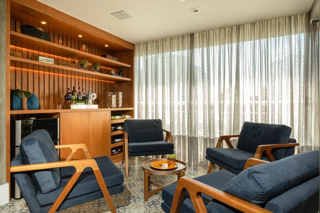 8-estilo-classico-e-contemporaneo-se-misturam-em-ape-de-243-m Maximização e pé direito duplo trazem imensidão para apê de 243 m²