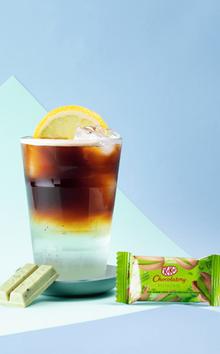 Em parceria com Nespresso®, a Kitkat Chocolatory traz três linhas de cafés, harmonizadas com os chocolates – Espressos, Cappuccinos & Lattes e Fresh Coffees (opções geladas). Em parceria com Nespresso®, a Kitkat Chocolatory traz três linhas de cafés, harmonizadas com os chocolates – Espressos, Cappuccinos & Lattes e Fresh Coffees (opções geladas).