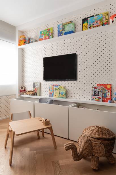 Um cômodo sem uso deu lugar à essa brinquedoteca assinada pela Très Arquitetura. Os proprietários queriam um espaço para os filhos e sobrinhos brincarem durante os encontros familiares que acontecem com frequência. Pensando nisso, as arquitetas criaram um espaço divertido e lúdico com uma das paredes em lousa onde as crianças podem desenhar e escrever, além de uma mesa central para os desenhos.