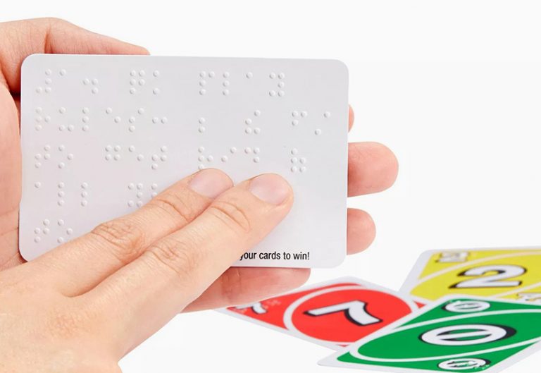 O jogo UNO lança baralho em braille acessível para deficientes