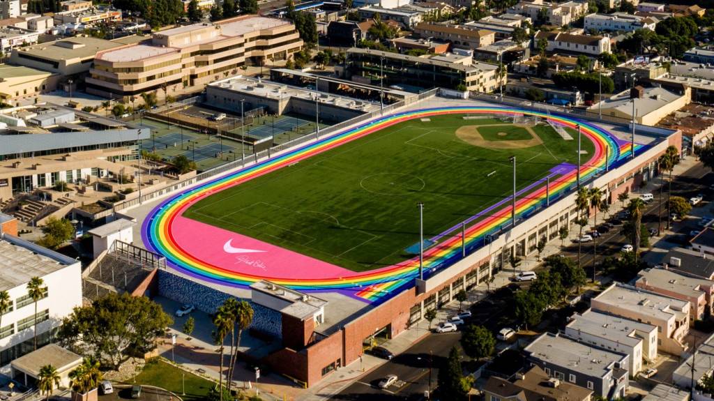1-nike-pinta-pista-de-corrida-em-LA-com-as-cores-da-bandeira-lgbt 1-nike-pinta-pista-de-corrida-em-LA-com-as-cores-da-bandeira-lgbt