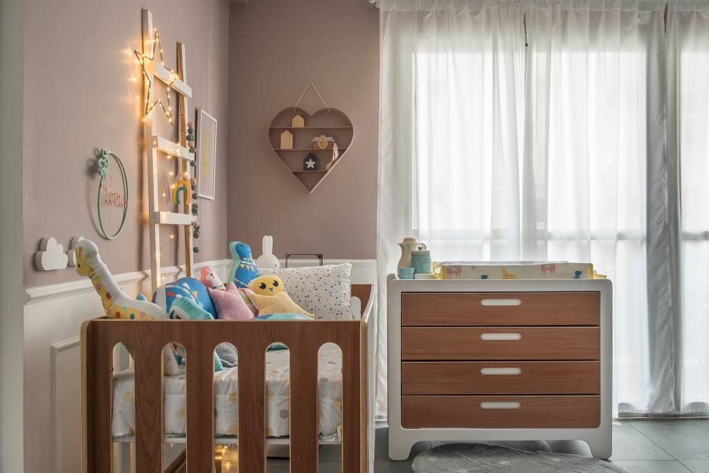 1-quarto-de-bebe-recebe-tons-neutros-e-foge-de-decoracao-tematica-e-tradicional