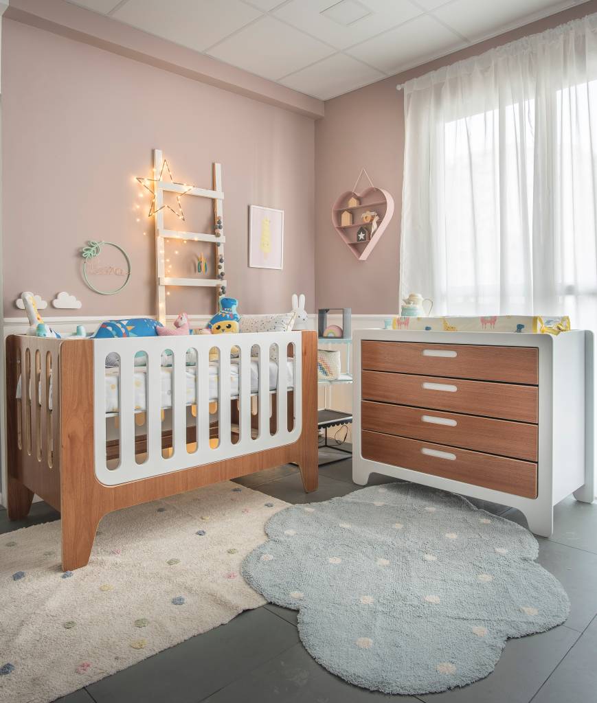 2-quarto-de-bebe-recebe-tons-neutros-e-foge-de-decoracao-tematica-e-tradicional 2-quarto-de-bebe-recebe-tons-neutros-e-foge-de-decoracao-tematica-e-tradicional