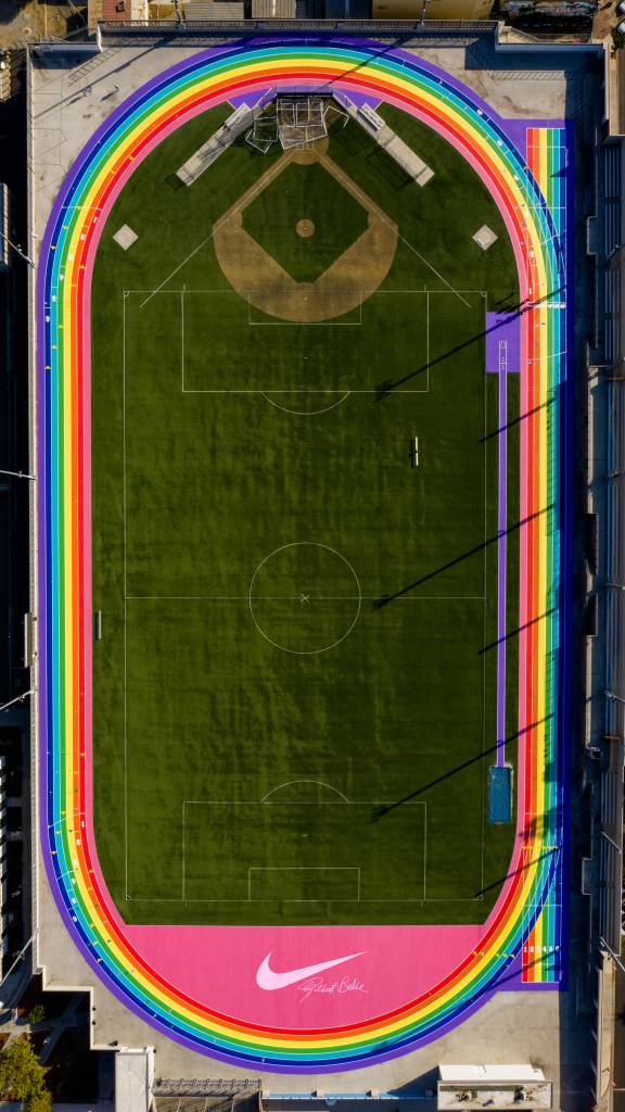 4-nike-pinta-pista-de-corrida-em-LA-com-as-cores-da-bandeira-lgbt 4-nike-pinta-pista-de-corrida-em-LA-com-as-cores-da-bandeira-lgbt