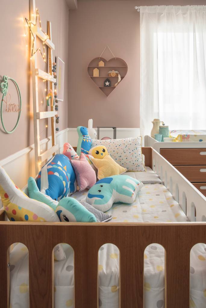 5-quarto-de-bebe-recebe-tons-neutros-e-foge-de-decoracao-tematica-e-tradicional 5-quarto-de-bebe-recebe-tons-neutros-e-foge-de-decoracao-tematica-e-tradicional