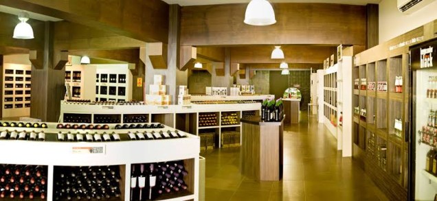 Loja de vinhos da Cooperativa Aurora, ambiente projetado por Vanja.