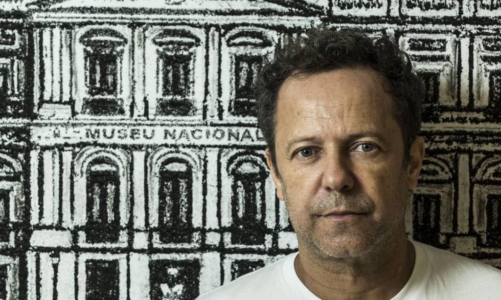 1-vik-muniz-usa-cinzas-do-museu-nacional-para-reproduzir-obras-perdidas-na-tragedia