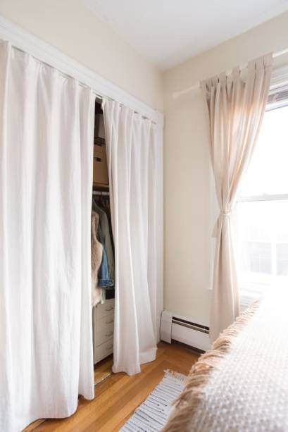 11. Adeus, portas! Que tal substituí-las por cortinas? Em apartamentos pequenos, essa troca pode render valiosos centímetros, já que você não precisará se preocupar com o espaço ocupado pelas portas abertas.