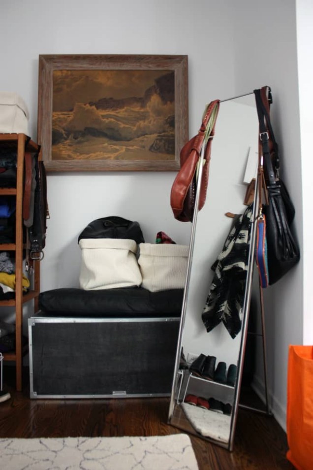 20. Otimize o espaço. Na foto, uma almofada foi colocada sobre o baú de roupas, servindo de assento quando necessário, com cestos organizadores no topo.
