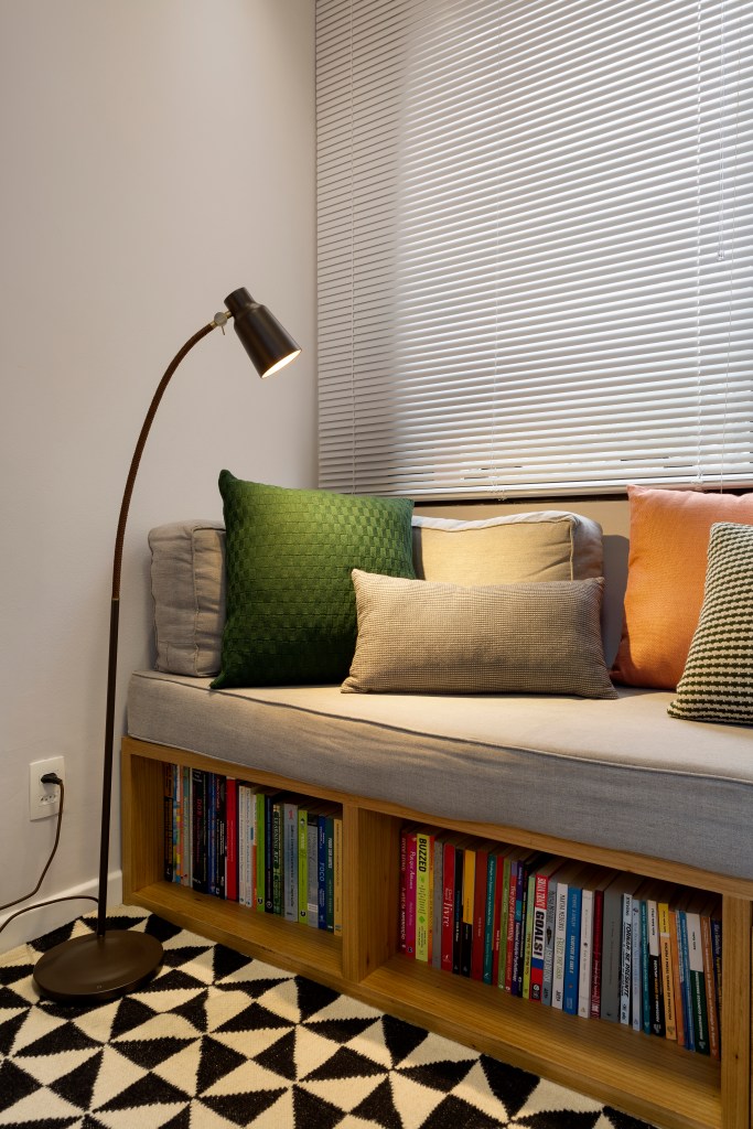Iluminação; luminária; apartamento alugado; cantinho de leitura; luminária de piso; sofá; estante