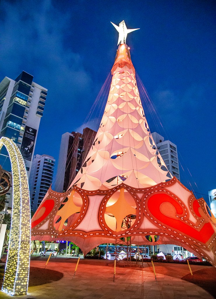 Árvores de Natal gigantes chamam atenção nas ruas de Fortaleza 