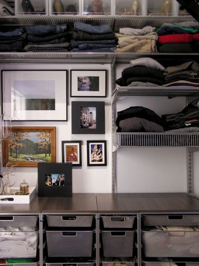 4. Adapte o seu armário para suas necessidades. Você pode utilizar itens para dividir gavetas, cabides para armazenar sapatos e caixas de organização, além da criatividade.