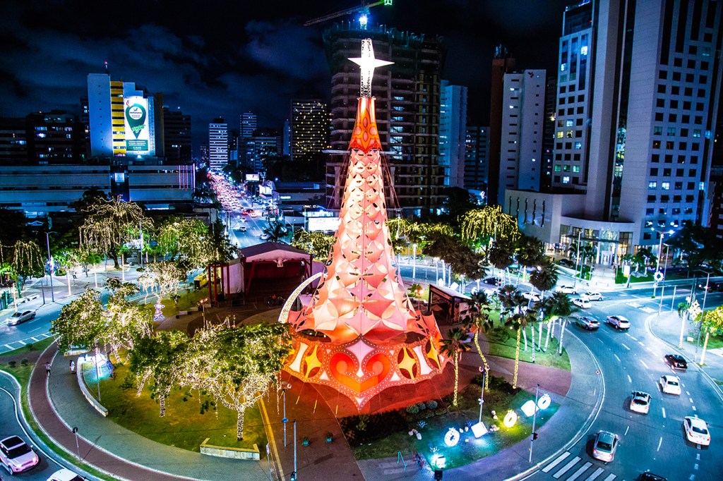 Árvores de Natal gigantes chamam atenção nas ruas de Fortaleza 