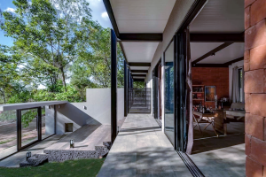 6-casa-e-construida-em-meio-a-densa-floresta-tropical-brasileira