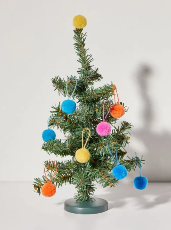 9-10-arvores-de-natal-falsas-que-cabem-em-qualquer-apartamento-pequeno 9-10-arvores-de-natal-falsas-que-cabem-em-qualquer-apartamento-pequeno